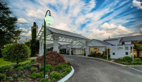 um edifício com uma luz de rua em frente em VR Rotorua Lake Resort em Rotorua