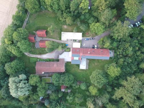 - une vue aérienne sur une maison dans la forêt dans l'établissement Habitat Esslingen, à Esslingen am Neckar