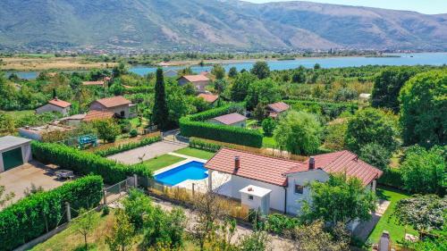 una vista aérea de una casa con piscina en Villa Mirna, en Mostar