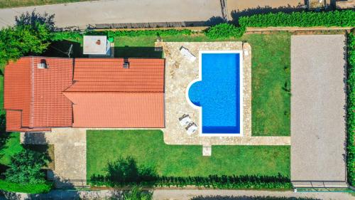 una vista aérea de una casa con piscina en Villa Mirna, en Mostar