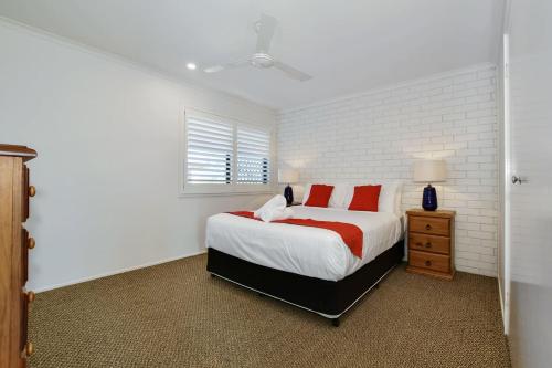 Säng eller sängar i ett rum på 2 Bedroom Unit Mooloolaba- Walk to the Beach