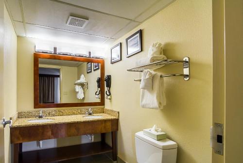 Un baño de Comfort Inn Downtown