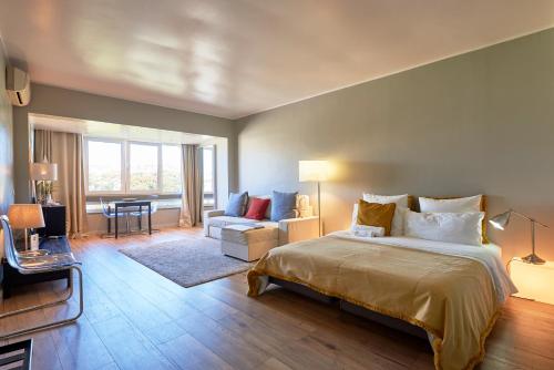 Cama ou camas em um quarto em BEACHFRONT Cascais,Estoril Apartment