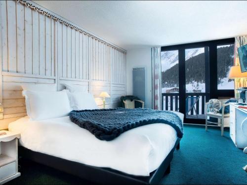 Lake Hotel Courchevel 1850 tesisinde bir odada yatak veya yataklar