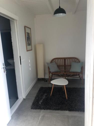 sala de estar con sofá y mesa en Agréable appartement à 2 pas des plages, en Le Gosier