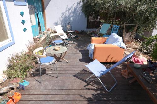 een patio met stoelen, een bank en een tafel bij Or Gani in Arad