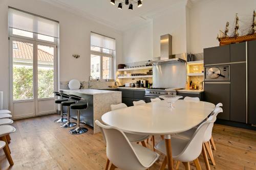 - une cuisine avec une table et des chaises blanches dans l'établissement Fish Market B&B, à Bruxelles