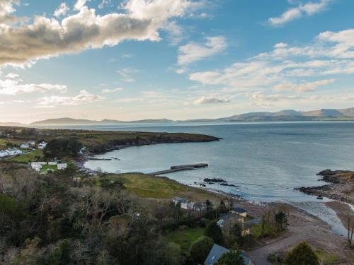 una vista aerea di un lago con montagne in lontananza di Kells Bay House and Gardens a Kells