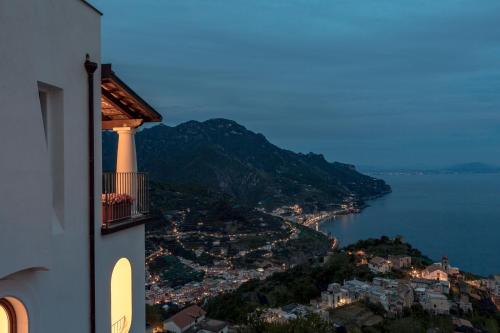 uma vista da cidade e do oceano a partir de um edifício em Villa Piedimonte em Ravello