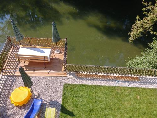 una vista aérea de un banco junto al agua en Hotel garni Paleta, en Škofja Loka