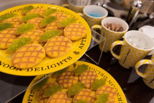 una mesa con dos platos de galletas de maíz y tazas en Staypineapple, The Maxwell Hotel, Seattle Center Seattle, en Seattle