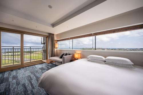 Кровать или кровати в номере Golden Tulip Jeju Seongsan Hotel