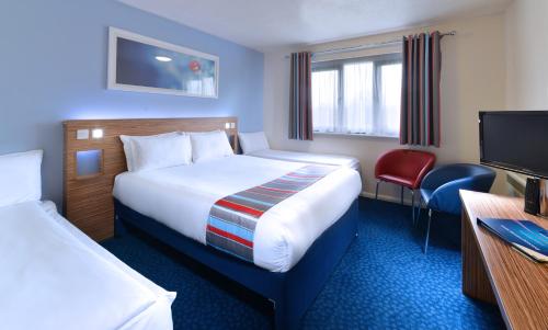 Кровать или кровати в номере Travelodge Waterford