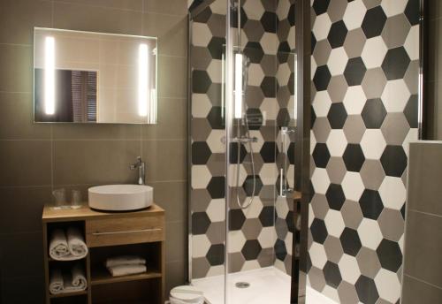 bagno con doccia e lavandino di Hotel Saint Vincent a Lione