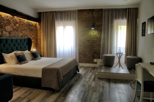 una camera con letto king-size di Art'Otel Barcelos a Barcelos