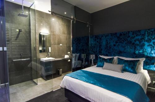 Junction Hotel tesisinde bir banyo