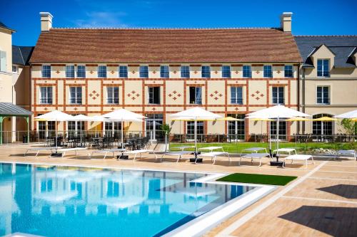 Kolam renang di atau di dekat Staycity Aparthotels near Disneyland Paris