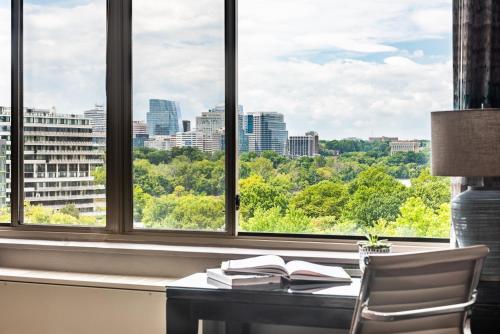 een bureau met boeken voor een raam bij The River Inn in Washington