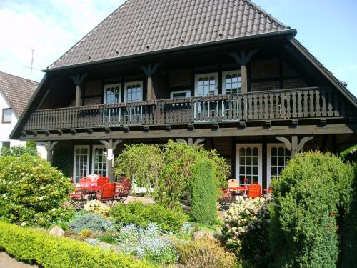 En trädgård utanför Landhaus Zum Heidewanderer mit THERMEplus