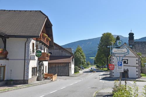 an empty street in a small town with buildings at Frühstückspension Oberweissburg in Sankt Michael im Lungau