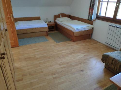 Zimmer mit 2 Betten und Holzboden in der Unterkunft Antela, 142 m2 appartment for 12 person in Mariborsko Pohorje in Hočko Pohorje