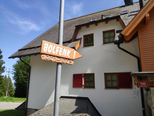 ein Straßenschild vor einem Gebäude in der Unterkunft Antela, 142 m2 appartment for 12 person in Mariborsko Pohorje in Hočko Pohorje