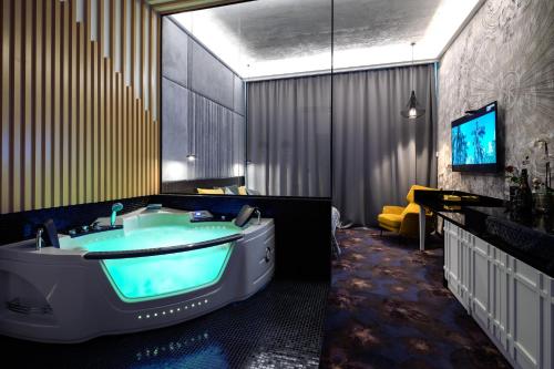 Телевизия и/или развлекателен център в Starowiślna VIP Apartamenty JACUZZI