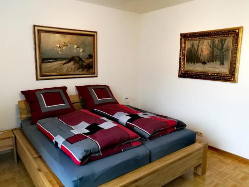 Una cama o camas en una habitación de LUXURIÖSE FERIENWOHNUNG CONFLUENTIA IN DER KOBLENZER ALTSTADT