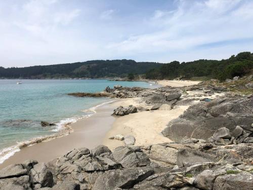 HioにあるCasa de Rilo ,para 6/8 en la Playa de Nergaの岩と海の砂浜