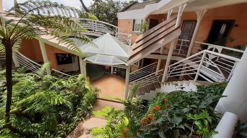 - une vue extérieure sur un bâtiment avec des escaliers et des plantes dans l'établissement Hotel Ciudad Vieja, à Guatemala