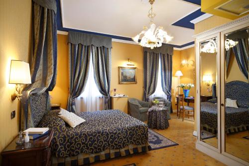 - une chambre d'hôtel avec un lit et un miroir dans l'établissement Hotel Ca' dei Conti, à Venise