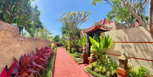 Ein Garten an der Unterkunft Kartika Dahayu Private Pool Villas