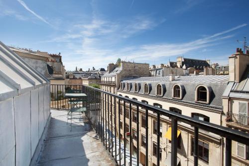 uma vista para a cidade a partir de uma varanda em Hotel du College de France em Paris