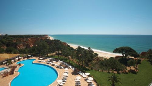 - Vistas aéreas a un complejo con piscina y playa en PortoBay Falesia, en Albufeira