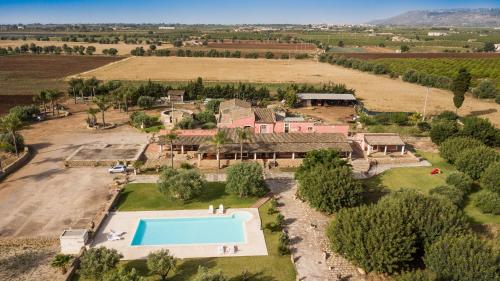 Agriturismo Masseria Sant' Elia游泳池或附近泳池