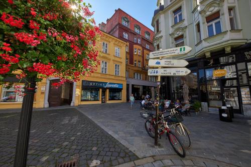 ein Straßenschild mitten in einer Stadt in der Unterkunft Le Monde Apartment Bratislava - amazing 5BDR in downtown in Bratislava