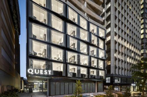 un immeuble de bureaux avec un panneau indiquant la demande dans l'établissement Quest North Sydney, à Sydney