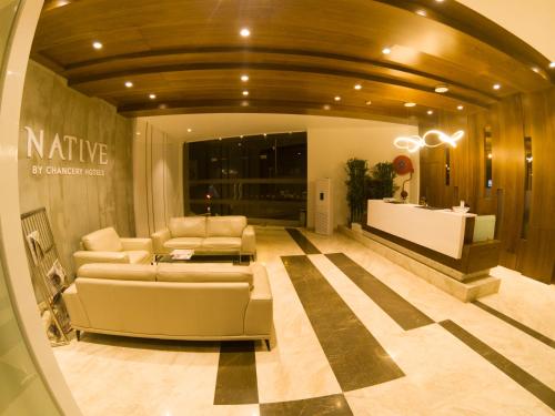 Tempat tidur dalam kamar di Native INN By Heda Hospitality