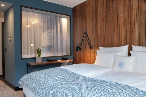 Giường trong phòng chung tại PIERDREI Hotel HafenCity Hamburg