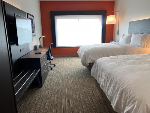 ein Hotelzimmer mit 2 Betten und einem Flachbild-TV in der Unterkunft Holiday Inn Express & Suites - Aurora Medical Campus, an IHG Hotel in Aurora