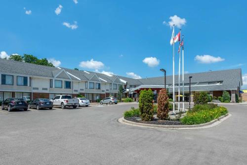 een parkeerplaats voor een gebouw met auto's bij Quality Inn & Suites in Brampton