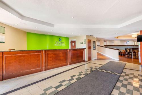 een wachtkamer met een groene muur in een ziekenhuis bij Quality Inn & Suites in Brampton