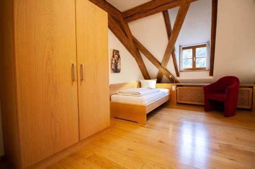 Una cama o camas en una habitación de Gästehaus St. Georg - Weltenburger Klosterbetriebe GmbH