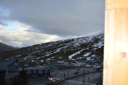 vistas a una montaña nevada con una calle en Hotel Panda, en Pas de la Casa