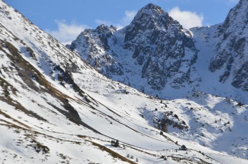 una montaña cubierta de nieve con un cielo azul en Hotel Panda, en Pas de la Casa