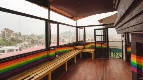 een kamer met een regenboogbank in een gebouw bij Wander Thirst in Kathmandu