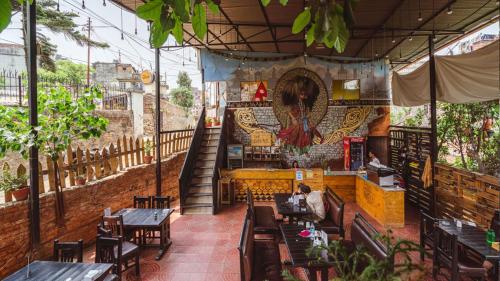 een restaurant met tafels en een persoon aan een tafel bij Wander Thirst in Kathmandu