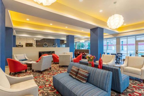 Predel za sedenje v nastanitvi La Quinta Inn and Suites by Wyndham Bloomington