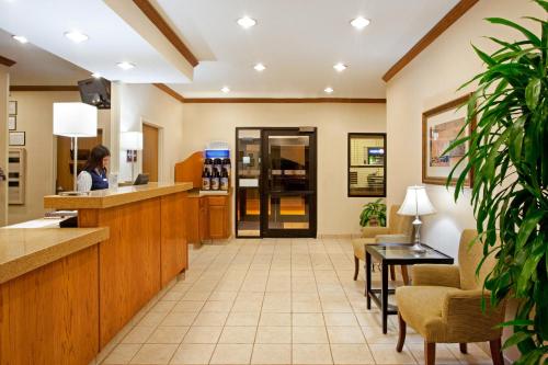 een lobby van een wachtkamer in een ziekenhuis bij Baymont by Wyndham Merrillville in Merrillville