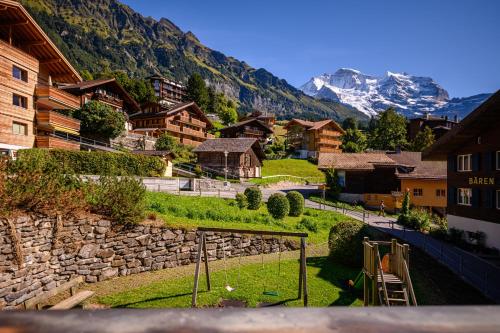 uitzicht op een dorp met bergen op de achtergrond bij Chalet Bella Vista 4 in Wengen